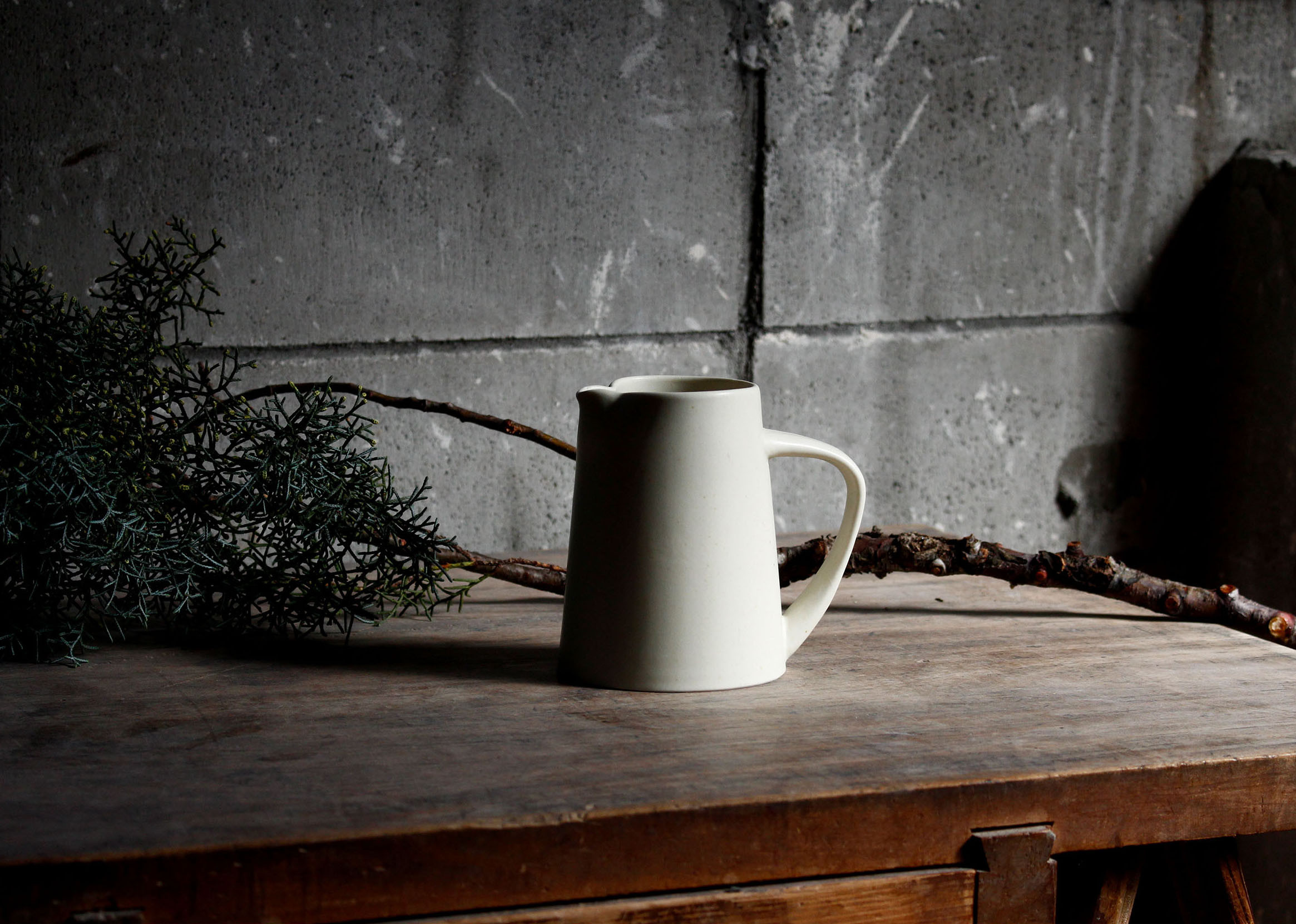 kaneaki-sakai-pottery%e3%81%ae%e8%94%b5%e5%87%ba%e3%81%97%e4%bd%99%e7%99%bd%e3%81%aa%e3%81%97